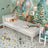Lit gris dans la chambre d'enfant – décoration scandinave, en bois