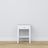 Table de chevet N01 en bois blanc – poignée et face du tiroir, gros plan