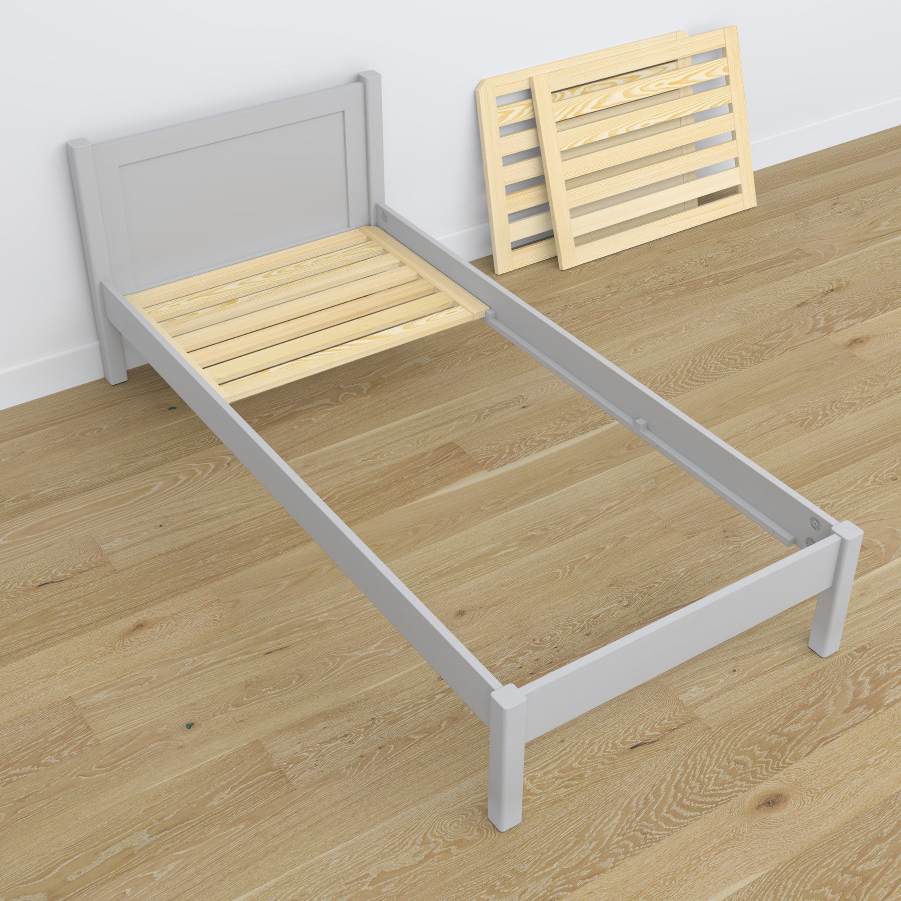 Lit simple en bois gris – vue en biais, chambre d'enfant scandinave