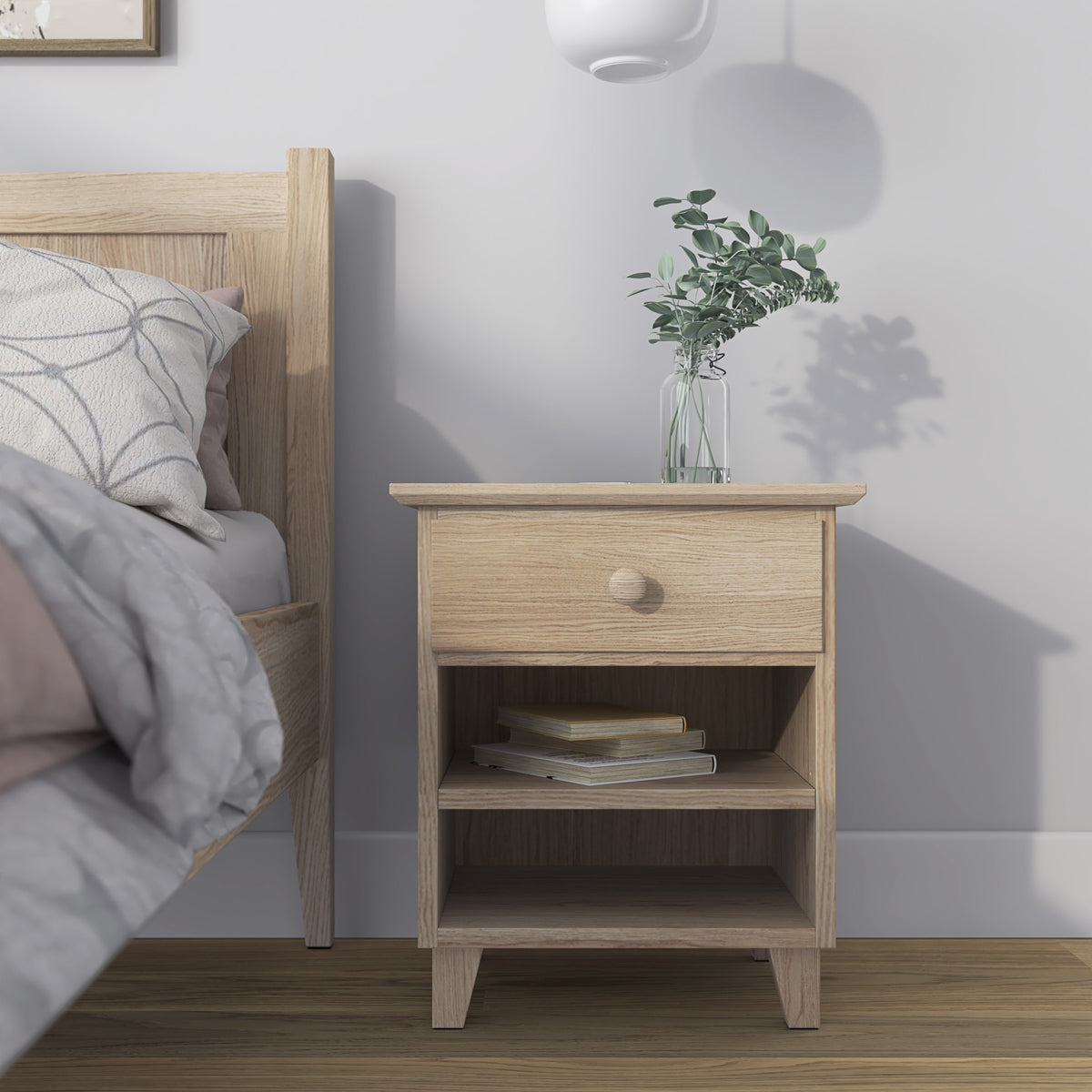 Table de chevet N02 en chêne chêne blanchi – tiroir ouvert, rangement près du lit