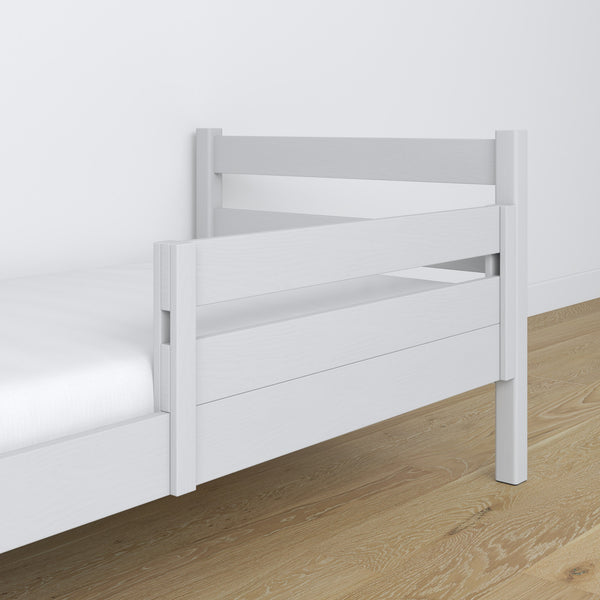 Barrière de protection en bois gris dans le lit enfant – décoration scandinave