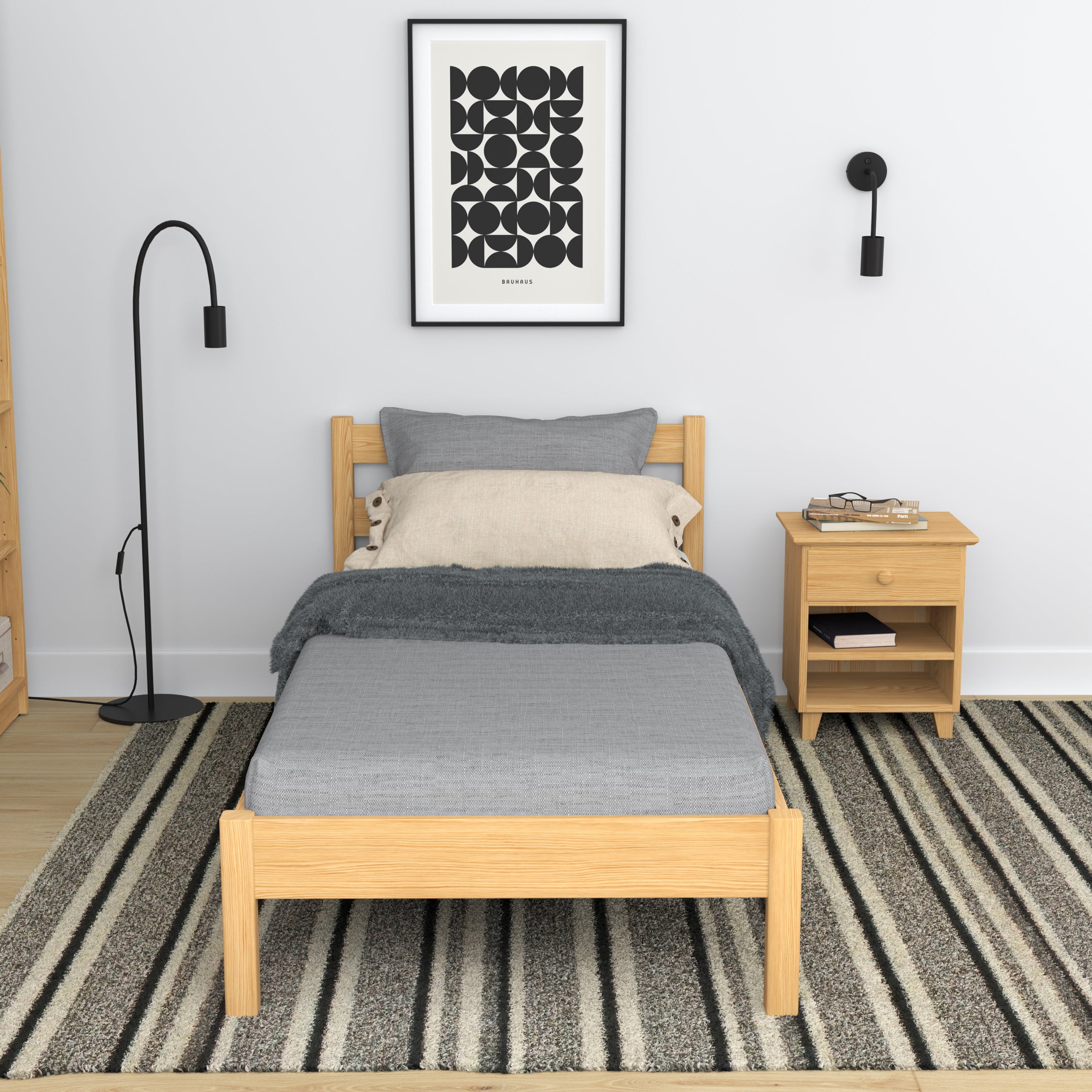 Lit pin naturel dans la chambre d'enfant – décoration scandinave, en bois