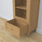 Vitrine 1S 57 chêne naturel – charnières des portes vitrées, en chêne, gros plan