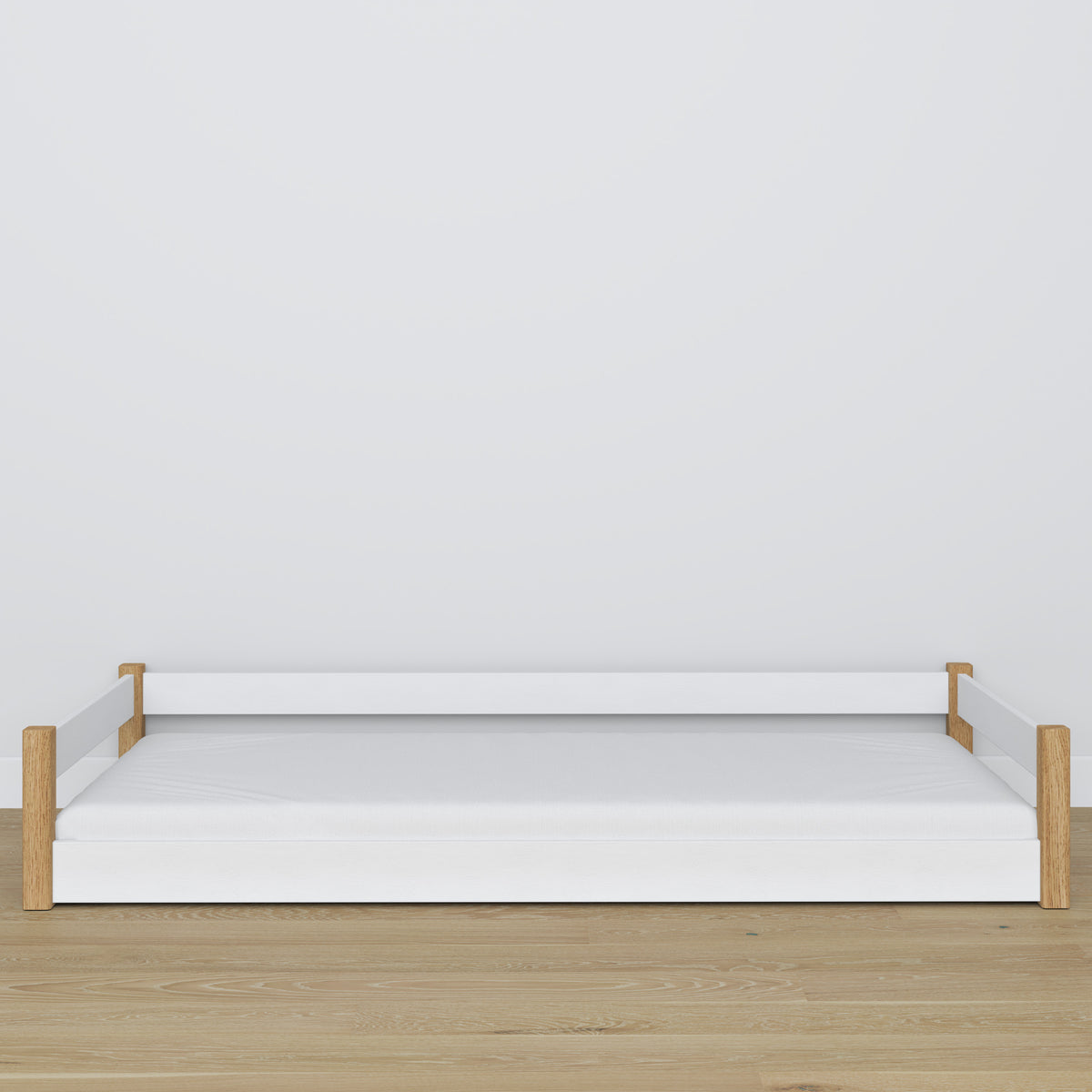 Lit bas en bois blanc-chêne – vue en biais, chambre