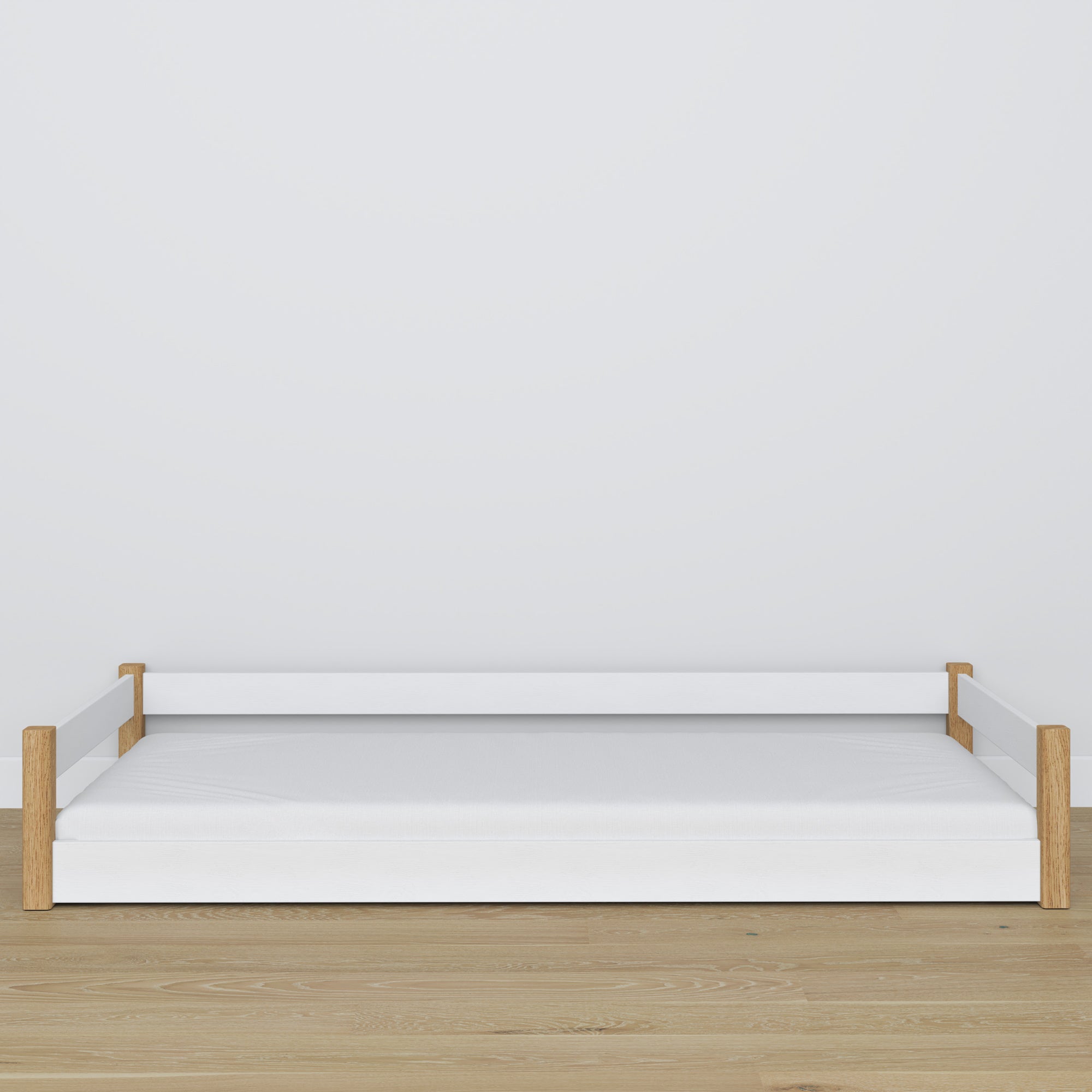 Lit bas en bois blanc-chêne – vue en biais, chambre