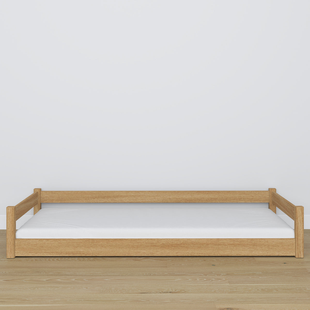 Niedriges Eichenbett natürliche Eiche – niedriger Rahmen, Seitenansicht, Scandi-Schlafzimmer
