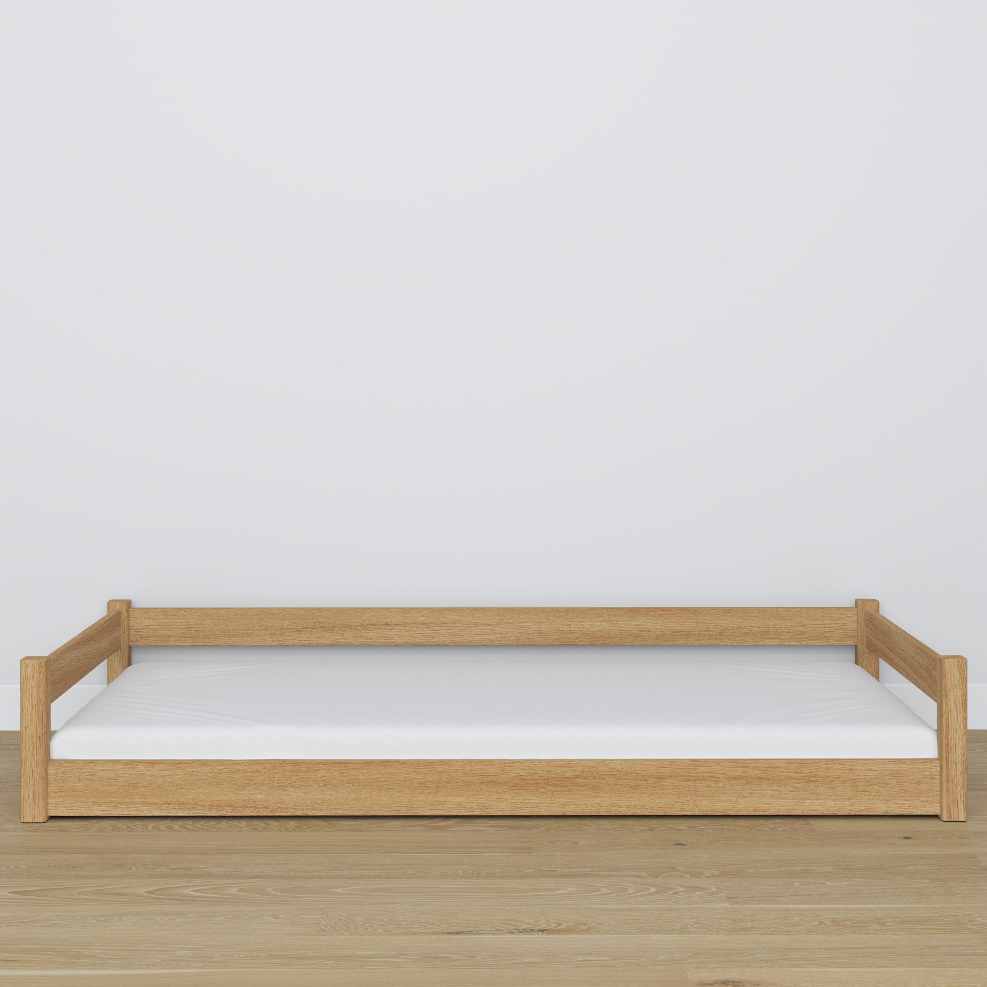 Niedriges Eichenbett natürliche Eiche – niedriger Rahmen, Seitenansicht, Scandi-Schlafzimmer