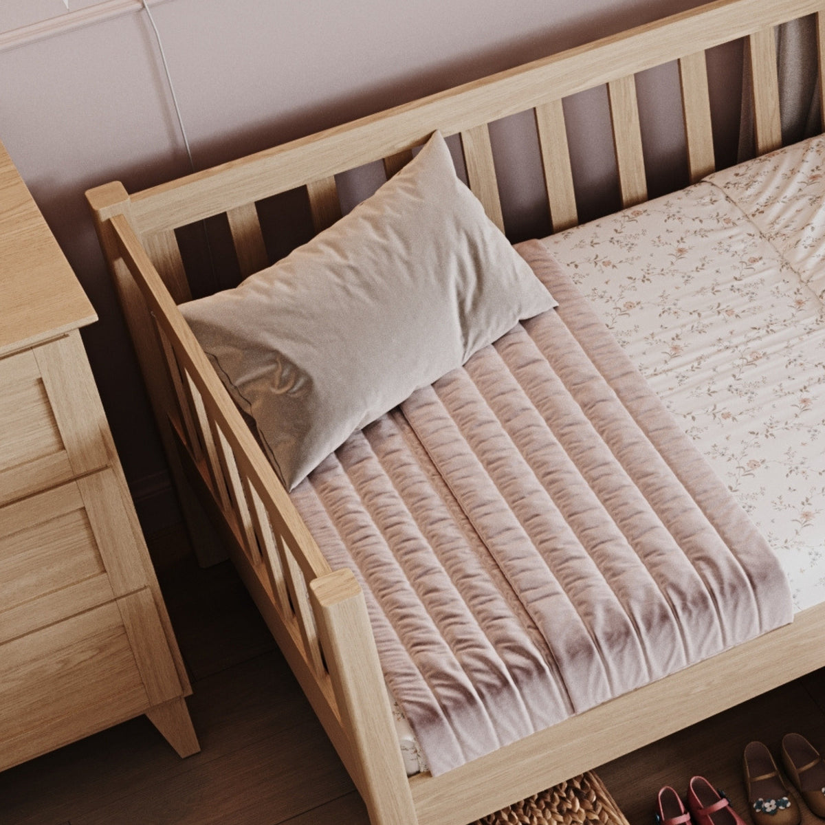 Sofa-lit chêne naturel dans la chambre d'enfant – décoration scandinave, en chêne