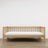 Sofa-lit en bois pin naturel – vue de côté, forme et proportions du meuble