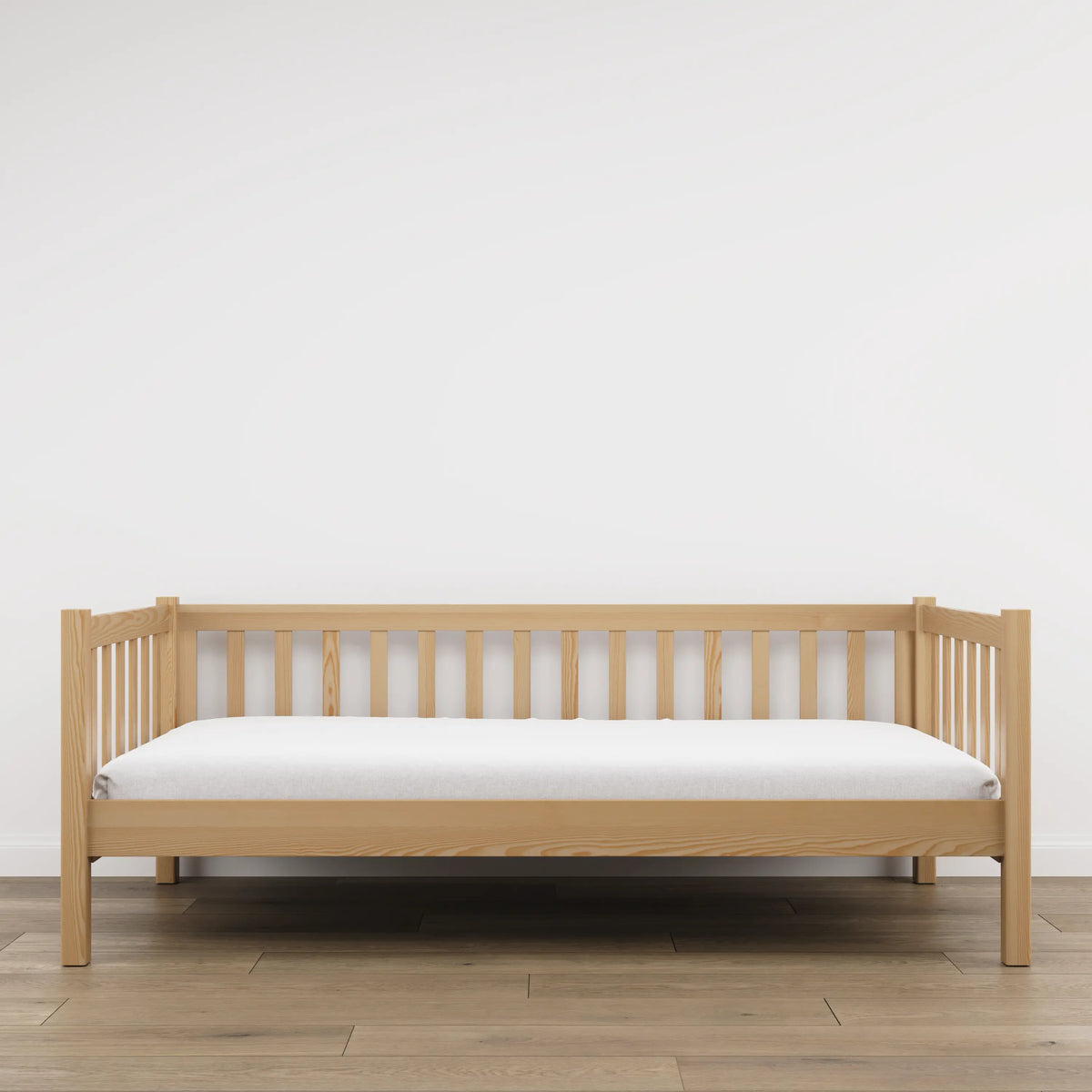 Sofa-lit en bois pin naturel – vue de côté, forme et proportions du meuble